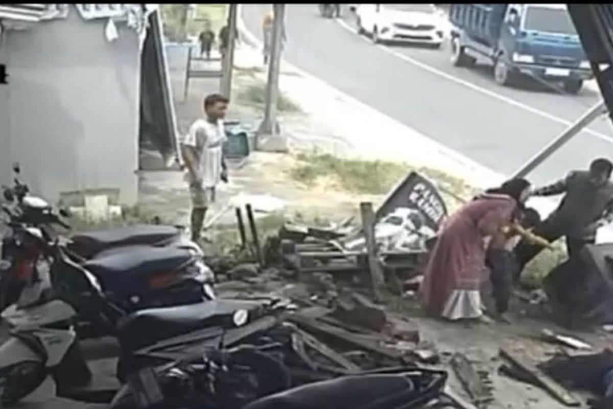  Korban tergeletak setelah menabrak tiang di Dusun Beltok, Desa Plakpak, Kecamatan Pengantenan, Kabupaten Pamekasan, Rabu (7/1/2026)(KOMPAS.COM/Fathor Rahman)