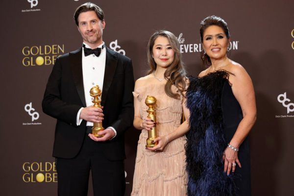 Chri Appelhans, Maggie Kang, dan Michelle Wong, pemenang Penghargaan Film Animasi Terbaik untuk "KPop Demon Hunters," berpose di ruang pers selama Penghargaan Golden Globe Tahunan ke-83 di The Beverly Hilton pada 11 Januari 2026 di Beverly Hills. Foto: Amy Sussman/Getty Images via AFP