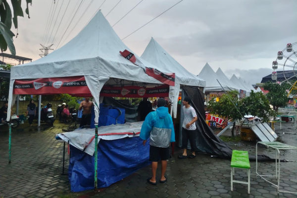 Kondisi lapak makanan usai diterjang angin kencang di pasar malam Sidomoyo, Kapanewon Godean, Kabupaten Sleman, Senin (12/1/2026). Foto: Arfiansyah Panji Purnandaru/kumparan