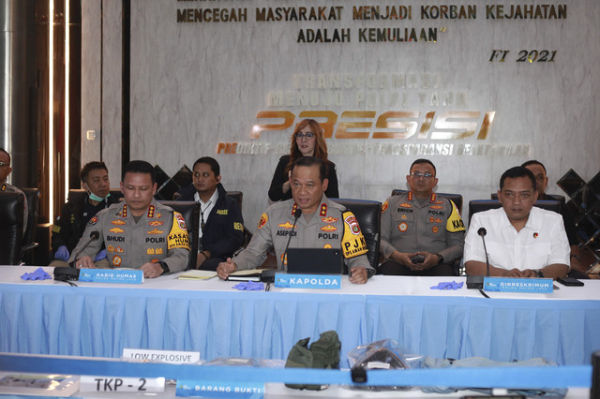 Kapolda Metro Jaya Irjen Pol Asep Edi Suheri (tengah) didampingi Direktur Reskrimum Polda Metro Jaya Kombes Pol Iman Imanuddin (kanan) menyampaikan keterangan terkait kasus ledakan SMAN 72 Jakarta di Polda Metro Jaya, Jakarta, Selasa (11/11/2025). Foto: Reno Esnir/ANTARA FOTO