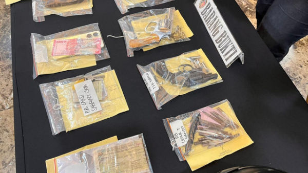 Barang bukti kasus penembakan dalam aksi pencurian motor di Palmerah yang digelar dalam konferensi pers di Polda Metro Jaya, Jakarta, Senin (12/1). Foto: Nasywa Athifah/kumparan