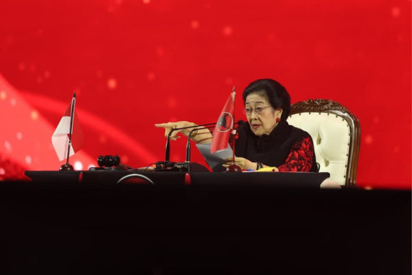 Ketua Umum PDIP Megawati Soekarnoputri memberikan arahan kepada para kadernya dalam acara penutupan Rakernas I PDIP Tahun 2026 di Beach City International Stadium Ancol, Jakarta Utara pada Senin (12/1/2026). Foto: PDIP