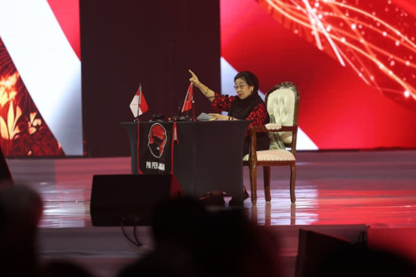 Ketua Umum PDIP Megawati Soekarnoputri memberikan arahan kepada para kadernya dalam acara penutupan Rakernas I PDIP Tahun 2026 di Beach City International Stadium Ancol, Jakarta Utara pada Senin (12/1/2026). Foto: PDIP