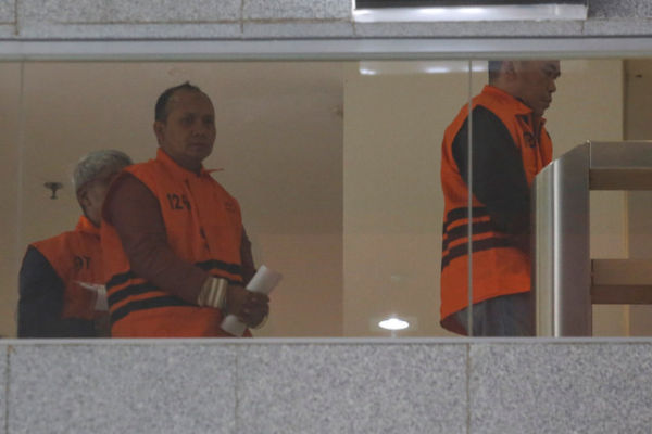 Kepala Seksi Pengawas dan Konsultasi KPP Madya Jakarta Utara Agus Syaifudin (kanan) bersama Staf PT Wanatiara Persada Edy Yulianto (kiri) menggunakan rompi tahanan usai menjalani pemeriksaan di Gedung Merah Putih KPK, Jakarta, Minggu (11/1/2026). Foto: Asprilla Dwi Adha/ANTARA FOTO