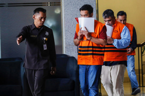 Kepala KPP Madya Jakut Dwi Budi bersama Tim Penilai Askob Bahtiar dan Kepala Seksi Pengawas dan Konsultasi Agus Syaifudin menggunakan rompi tahanan usai menjalani pemeriksaan di Gedung Merah Putih KPK, Jakarta, Minggu (11/1/2026). Foto: Asprilla Dwi Adha/ANTARA FOTO