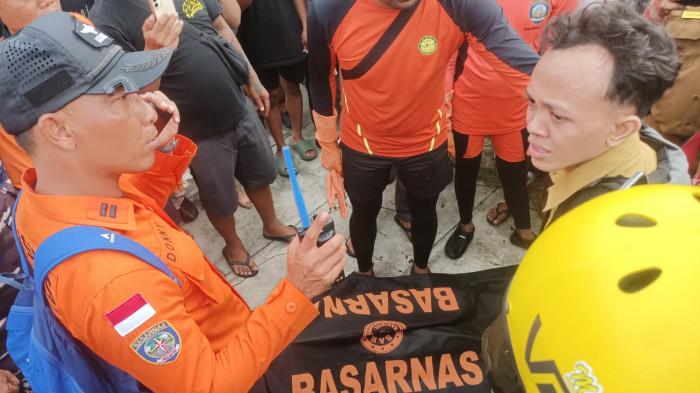 EVAKUASI - Tim gabungan mengevakuasi jenazah Made Serina pasca ditemukan di Pantai Lingga, Kelurahan Banyuasri, Kecamatan/Kabupaten Buleleng, Senin (12/1).