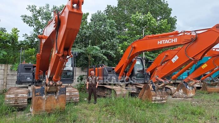 DUGAAN KORUPSI -- Alat berat yang disita Kejati Babel, dalam dugaan korupsi pertambangan ilegal di Dusun Nadi dan Sarang Ikan, Kecamatan Lubuk Besar, Kabupaten Bateng, Senin (12/1/2026).