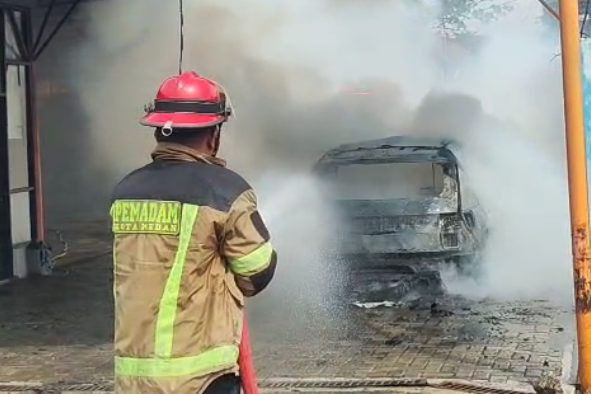 Proses pemadaman mobil listrik Hyundai IONIQ 5 N di Medan. Foto: Damkar Kota Medan