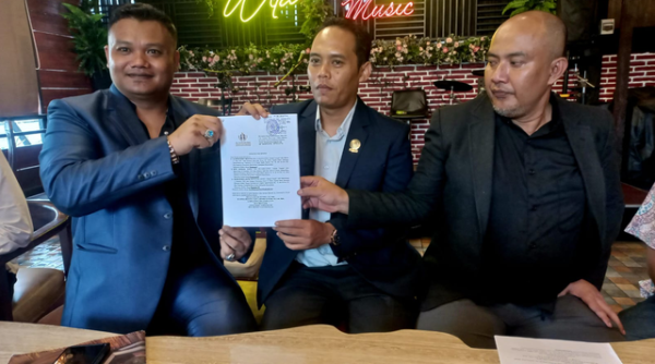 Jumpa pers Ressa Rizky Rossano bersama kuasa hukum di Banyuwangi. Foto: Istimewa