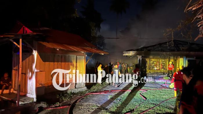KEBAKARAN DI PADANG- Kebakaran hebat melanda kawasan padat penduduk di Kampuang Pinang, Kelurahan Jati, Kecamatan Padang Timur, Kota Padang, pada Senin (12/1/2026) malam. 