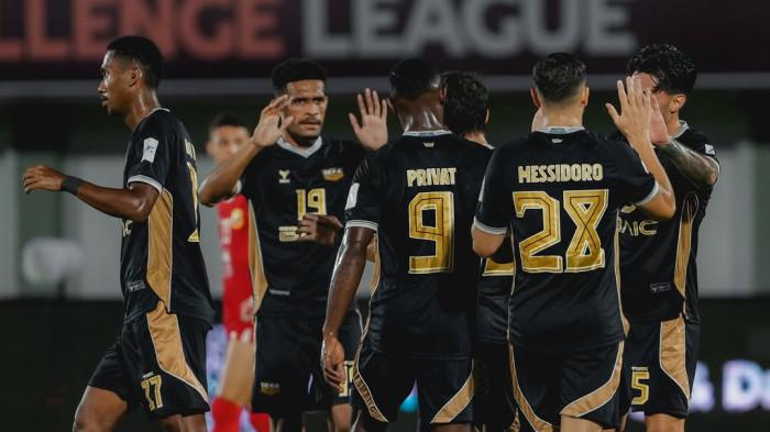 SELEBRASI - Selebrasi para pemain Dewa United setelah mencetak gol ke gawang Shan United, pada matchday ketiga Grup E AFC Challenge League 2025 di Stadion Indomilk Arena, Sabtu (1/11/2025) malam WIB. Dewa United berhasil menang 4-1.