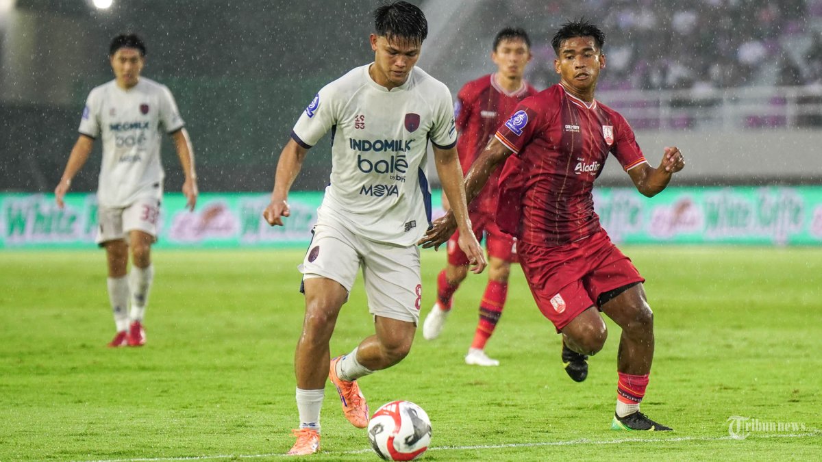 BERDUEL - Pesepak bola Persis Solo, Irfan Jauhari (kanan) saat berduel dengan pesepak bola Persita Tangerang, Hokky Caraka (kiri) dalam lanjutan Super league di Stadion Manahan, Solo, Minggu (4/1/2026) sore. Persis dikalahkan Persita dengan skor 1-3. Tribun Solo/Hafidh Rizky Pratama