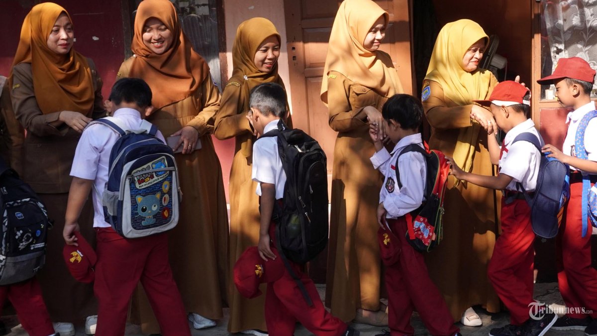 ILUSTRASI GURU SISWA - Siswa bersalaman dengan para guru di SDN 148 Cibaduyut, Kota Bandung, Jawa Barat, Senin (15/7/2024).