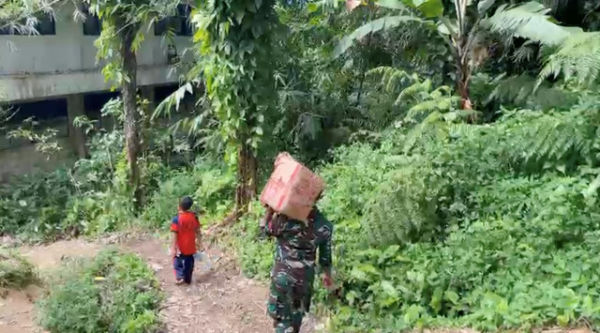 Prajurit TNI menyalurkan bantuan ke wilayah pelosok di Kecamatan Sitahuis, Tapanuli Tengah. Foto: Bakom RI