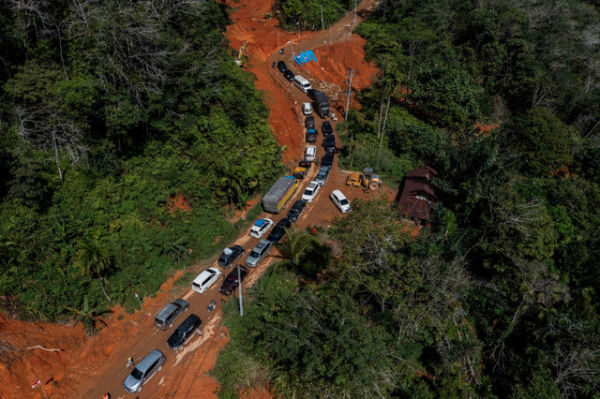 Foto udara sejumlah mobil antre untuk melewati Jalur Rampah usai mengalami longsor di Tapanuli Tengah, Sumatera Utara, Jumat (26/12/2025).  Foto: Rival Awal Lingga/ANTARAFOTO