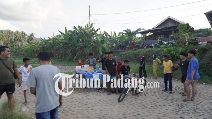 pedagang di pantai ujung tanah padang 12/1/2026