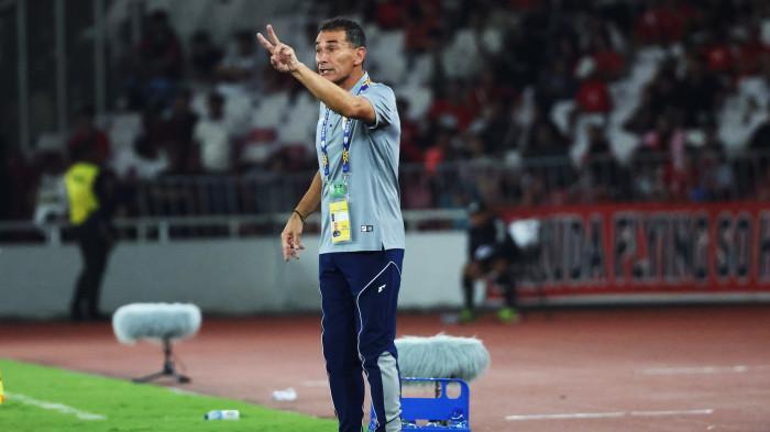 PIALA AFF U23 - Pelatih Timnas U-23 Indonesia Gerald Vanenburg memberikan instruksi kepada pemainnya saat melawan Timnas Malaysia pada pertandingan penyisihan Grup A Piala AFF U-23 di Stadion Utama Gelora Bung Karno (SUGBK), Jakarta, Selasa (15/7/2025). Sementara 0-0 pada babak pertama. Foto diambil menggunakan kamera Canon EOS R1 dengan lensa RF 100-500mm. TRIBUNNEWS/HERUDIN