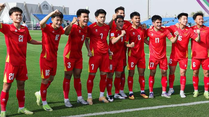 SELEBRASI - Para pesepak bola Timnas Vietnam U23 merayakan gol bersama saat melawan Yordania pada pertandingan perdana Piala Asia U23 2026, Selasa (6/1/2026) malam WIB. Golden Star Warriors menang 2-0.