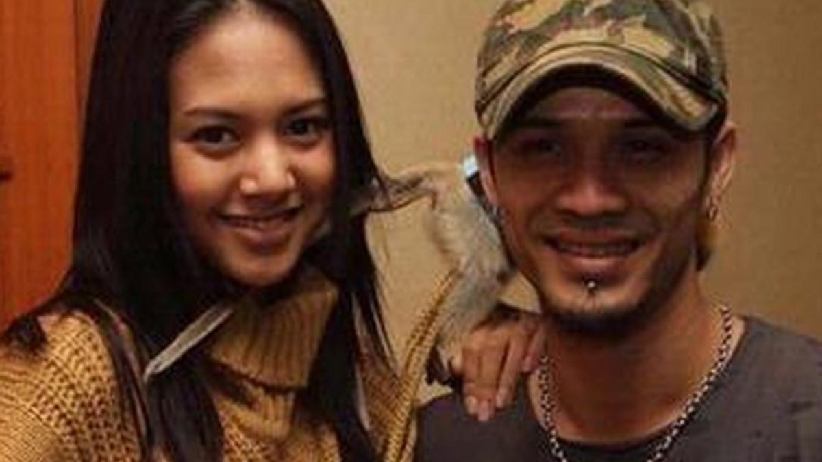 FOTO LAWAS AURELIE DAN ROBY - Kilas balik perbandingan berita di media tahun 2011 dan cerita di buku Broken Strings Aurelie Moeremans, Roby Tremoti mirip sosok Bobby.