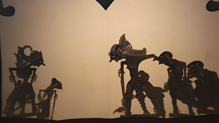 WAYANG KULIT- Ilustrasi pertunjukan wayang kulit yang merupakan bagian dari kebudayaan masyarakat Jawa. Kesenian ini masih ada hingga saat ini.