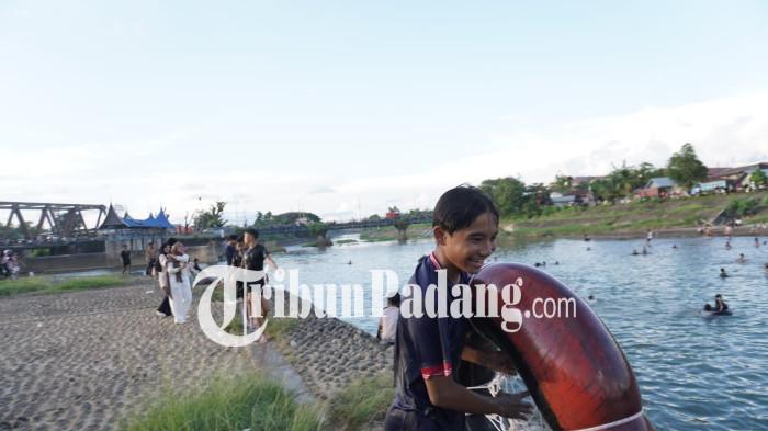 WISATA DADAKAN- Penampakan lokasi aliran sungai yang menjadi wisata dadakan di Jembatan Ujung Tanah, Kecamatan Lubuk Begalung, Kota Padang, Senin (12/1/2026) sore.
