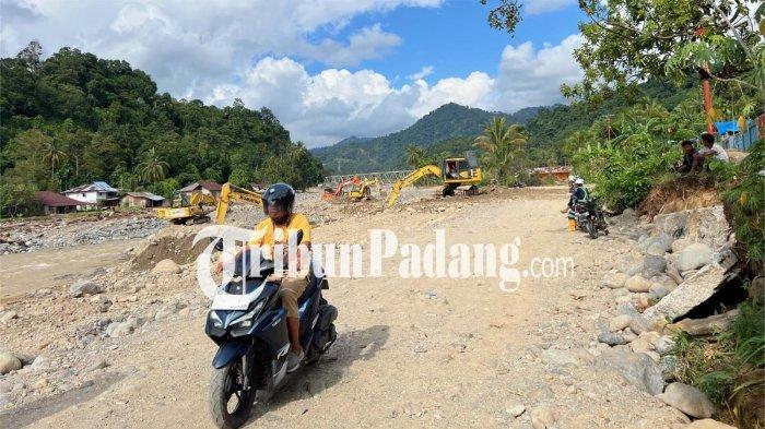PERBAIKAN JALAN- Pengendara sepeda motor saat melewati akses jalan yang menghubungkan Kelurahan Kapalo Koto dengan Kelurahan Lambung Bukik, Kecamatan Pauh, Kota Padang, pada Senin (12/1/2026) siang.