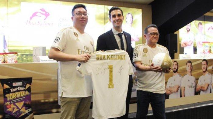 Dari kiri ke kanan: Direktur PT Dua Kelinci, Erwin Sutiono, Club Ambassador Alvaro Arbeloa dan Direktur Sales & Marketing PT Dua Kelinci, Theo T Gazali.