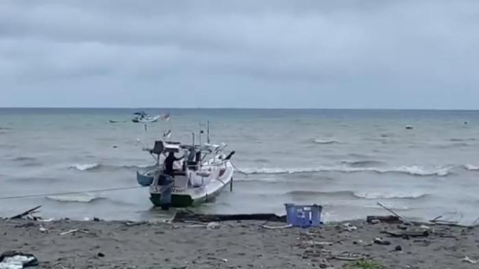 CUACA BURUK-Suasana pantai di Dusun Tanjung Harapan, Kelurahan Pasangkayu, Kecamatan Pasangkayu, Senin (12/6/2026). Tampak puluhan perahu nelayan terparkir, akibat cuaca buruk dan gelombang tinggi.