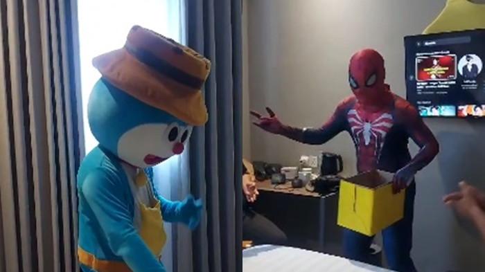 PELAKU CURANMOR- Anggota unit Ranmor pimpinan Kasub Ospnal Ranmor Sat Reskrim Polrestabes Palembang, Ipda Gadik Pratama menyamar memakai pakai badut Doraemon dan Spiderman saat tangkap pelaku curanmor.