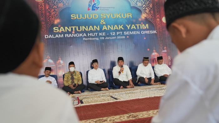 Dewan Komisaris dan Direksi PT Semen Gresik beserta jajarannya berfoto bersama anak-anak yatim piatu penerima santunan dalam rangka peringatan HUT ke-12 di Masjid Al-Hikam Semen Gresik, Pabrik Rembang