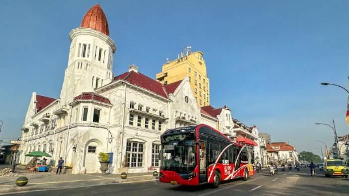 CEGAH TINDAK KRIMINAL - Bus Suroboyo melintas di kawasan Kota Surabaya, Minggu (12/1/2026). Wali Kota Surabaya Eri Cahyadi memastikan akan memberikan atensi terhadap pencegahan tindakan kriminal di tempat wisata, termasuk Kota Lama.