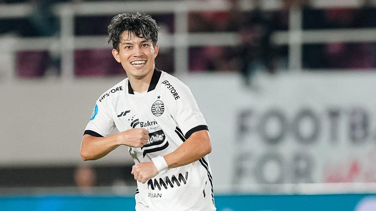 Pemain Persija Jakarta, Ryo Matsumura berselebrasi setelah menjebol gawang mantan timnya, Persis Solo dalam lanjutan pekan ke-20 Liga 1 2024/2025.