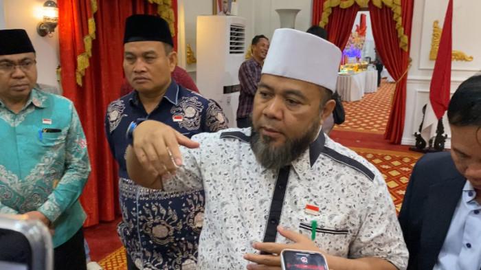 GUBERNUR - Gubernur Helmi Hasan saat diwawancarai terkait revitalisasi taman remaja, di balai raya semarak, Kota Bengkulu, Bengkulu, Selasa (30/12/2025). Revitalisasi taman remaja untuk menjadi ruang publik modern, Pemprov siapkan anggaran di APBD dan pengajuan ke Pemerintah Pusat.