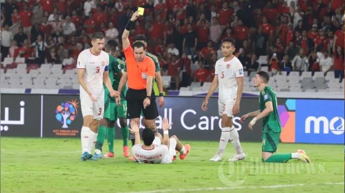 KARTU KUNING - Wasit Rustam Lutfulin memberikan kartu kuning kepada Ragnar Oratmangoen dalam pertandingan Indonesia melawan Arab Saudi pada laga kualifikasi piala dunia zona asia grup C 2026 di SUGBK, Senayan, Jakarta Pusat, Selasa (19/11/2024). Timnas Indonesia berhasil unggul 2-0 atas Arab Saudi setelah Marselino berhasil mencetak dua gol pada laga tersebut.