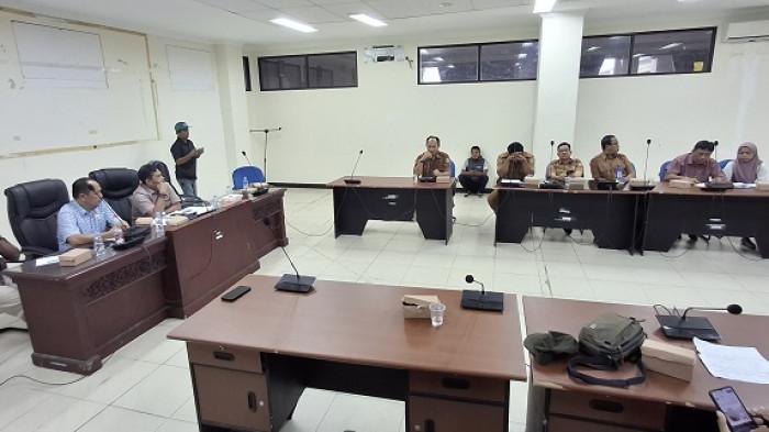 Komisi IV DPRD Parigi Moutong menggelar rapat dengar pendapat (RDP) terkait polemik tenaga cleaning service (CS) di RSUD Anuntaloko Parigi, Senin (12/1/2025).
