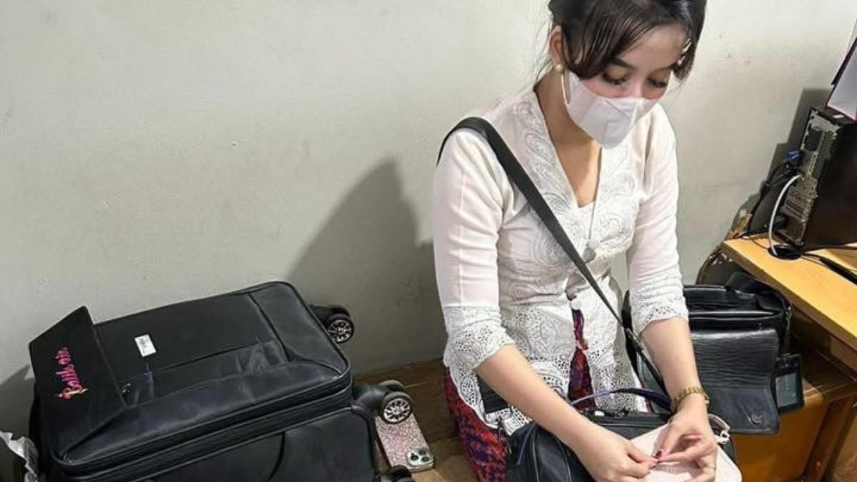 PRAMUGARI VIRAL - Perempuan bernama Nisya (23) jadi viral setelah dirinya ketahuan pakai seragam pramugari atau flight attendant (FA) Batik Air.