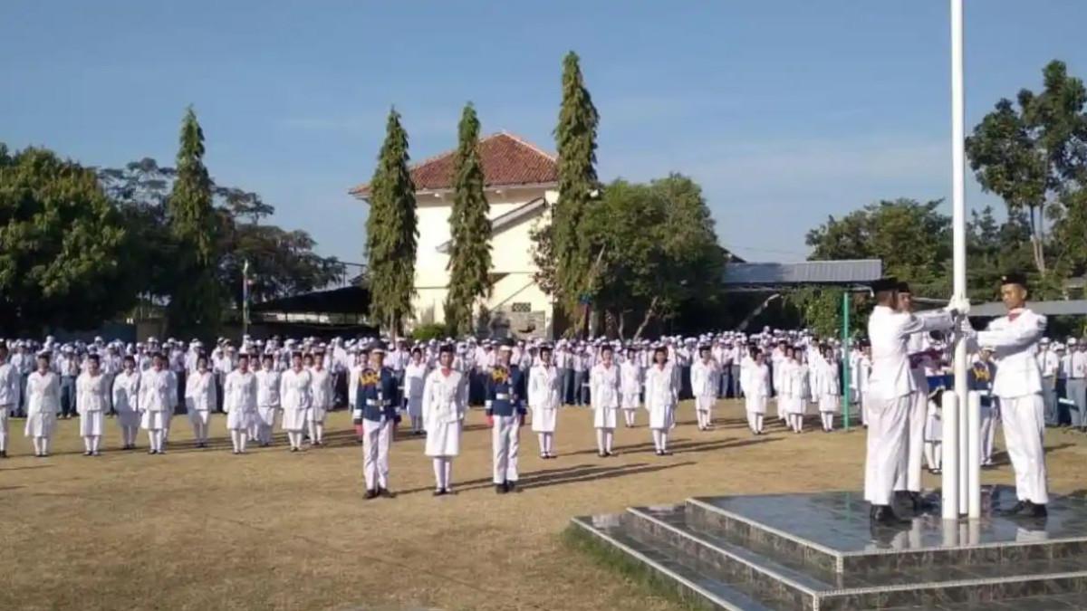 KUNCI JAWABAN IPS - Siswa SMAN 6 Surakarta melaksanakan upacara untuk memperingati HUT RI ke-79. Simak kunci jawaban IPS Kelas 10 halaman 140 berisi soal menganalisis warisan masa lalu.