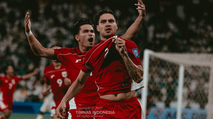 BERSELEBRASI - Selebrasi bek Timnas Indonesia, Kevin Diks setelah berhasil mencetak gol ke gawang Arab Saudi pada laga perdana Grup B ronde keempat Kualifikasi Piala Dunia 2026 Zona Asia, di King Abdullah Sports City, Jeddah, pada Kamis (9/10/2025) dini hari WIB. Timnas Indonesia kalah tipis 2-3. (Foto dokumen PSSI).