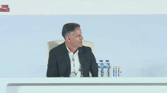 John Herdman tampil dengan setelan jas hitam saat resmi diperkenalkan PSSI sebagai pelatih baru Timnas Indonesia.