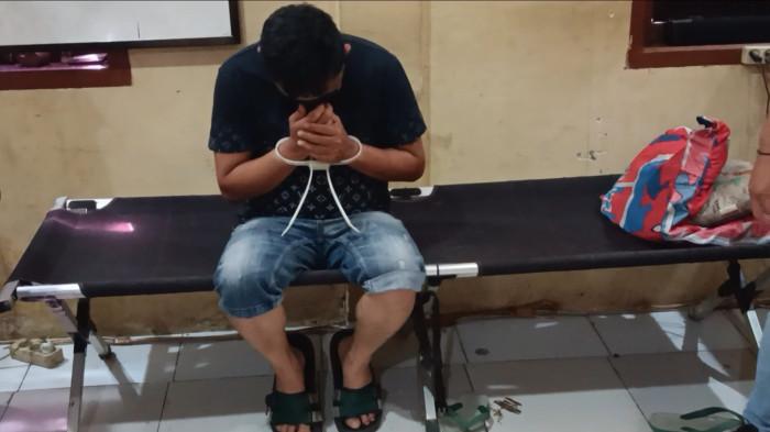 NARKOBA - Oknum ASN Kanwil Kemeng Sulbar, AR, saat diringkus ke sel tahanan Sat Narkoba Polresta Mamuju, Senin (12/1/2026). AR diduga terlibat dalam penyalahgunaan narkotika jenis sabu.