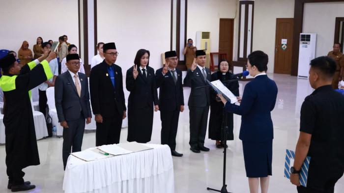 Bupati Poso, Verna GM Inkiriwang melantik dan mengambil sumpah/janji lima Pejabat Pimpinan Tinggi Pratama (Eselon II) di lingkungan Pemerintah Kabupaten Poso. 