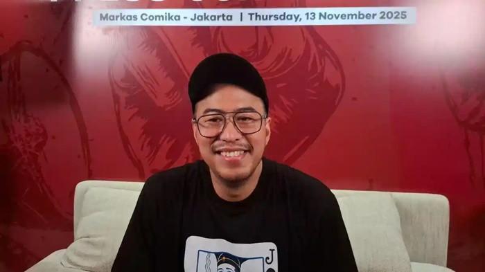 PANDJI DILAPORKAN NU - Pandji Pragiwaksono ditemui di kawasan Wijaya, Jakarta Selatan, Kamis (13/11/2025). Ina kini dilaporkan ke Polda Metro Jaya oleh Angkatan Muda Nahdlatul Ulama (NU).