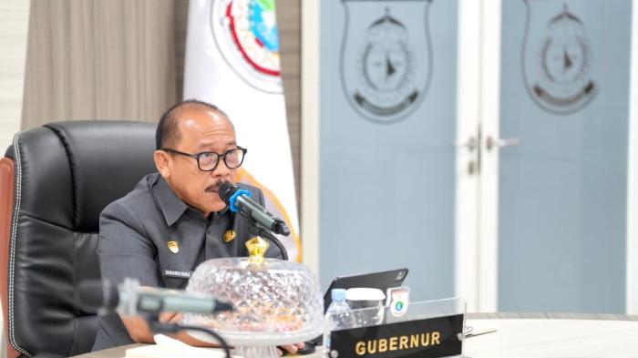 APLE VIRTUAL - Gubernur Sulbar Suhardi Duka (SDK) memimpin apel secara virtual, Senin (5/1/2025). SDK menekankan agar ASN tinggalkan pola kerja lama di tahun 2026.