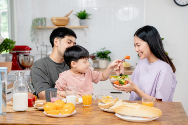 Ilustrasi Anak Makan Sehat. Foto: Shutterstock
