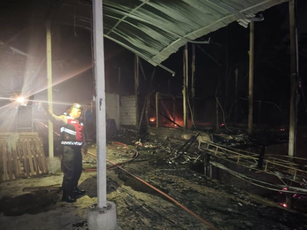 Petugas polisi berada di lokasi kebakaran kandang ayam di Desa Blahkiuh, Kecamatan Abiansemal, Kabupaten Badung, Bali terbakar pada Selasa (13/1/2026). Foto: Dok. Polres Badung