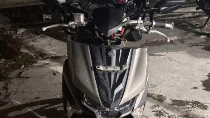 PENCURIAN MOTOR - Barang bukti kasus pencurian sepeda motor Jalan R.E. Martadinata, Mamuju pada Jumat 2 Januari 2026 diamankan Resmob Polresta Mamuju dan pelaku inisial MFR (12)