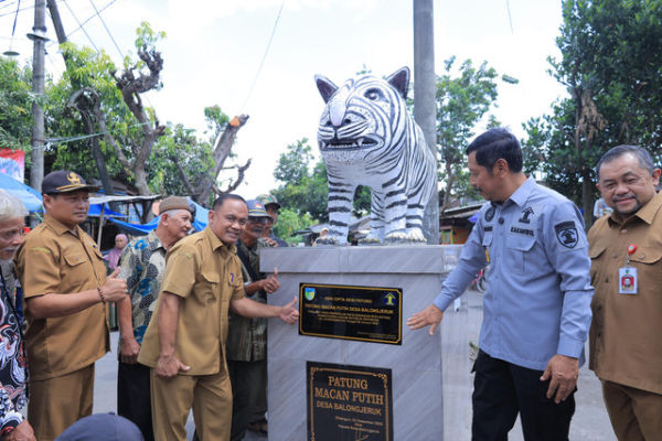 Kepala Kantor Wilayah Kementerian Hukum Jawa Timur, Haris Sukamto menyerahkan Surat Pencatatan Cipta Seni Patung Macan Putih di Balai Desa Balongjeruk, Kecamatan Kunjang, Kabupaten Kediri, pada Selasa (13/1/2026). Foto:  dok. Kementerian Hukum Jawa Timur