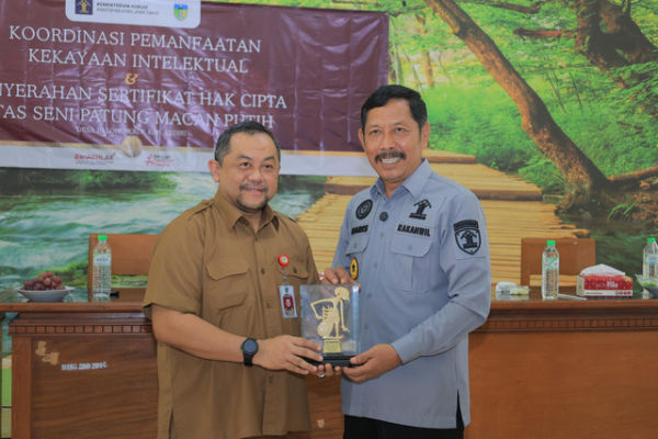 Kantor Wilayah Kementerian Hukum Jawa Timur menyerahkan Surat Pencatatan Cipta Seni Patung Macan Putih di Balai Desa Balongjeruk, Kecamatan Kunjang, Kabupaten Kediri, pada Selasa (13/1/2026). Foto:  dok. Kementerian Hukum Jawa Timur