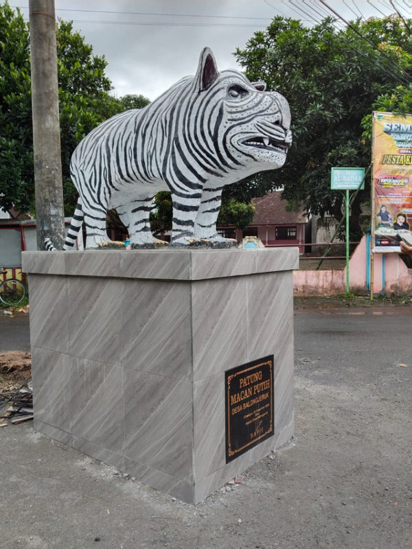 Patung macan putih di Desa Balongjeruk, Kecamatan Kunjang, Kabupaten Kediri. Foto: Dok. Istimewa