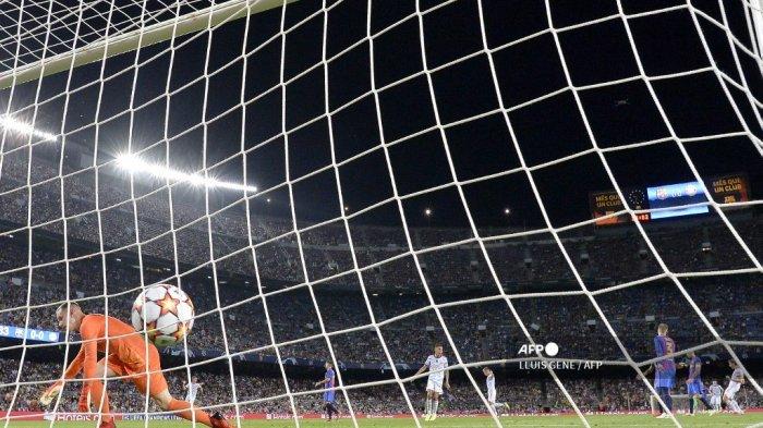 Pemain depan Bayern Munich Jerman Thomas Mueller (kanan) merayakan golnya di depan kiper Jerman Barcelona Marc-Andre ter Stegen (kiri) selama pertandingan sepak bola babak pertama grup E Liga Champions antara Barcelona dan Bayern Munich di stadion Camp Nou di Barcelona pada 14 September 2021.
